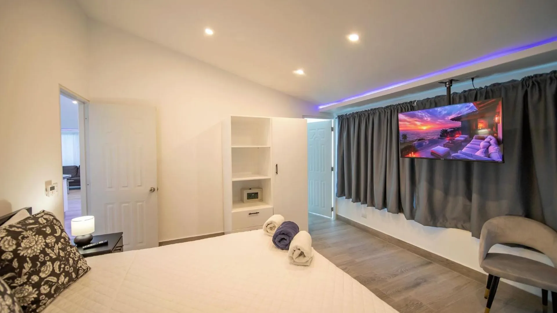 3Br Luxury Penthouse, 300M From Beach