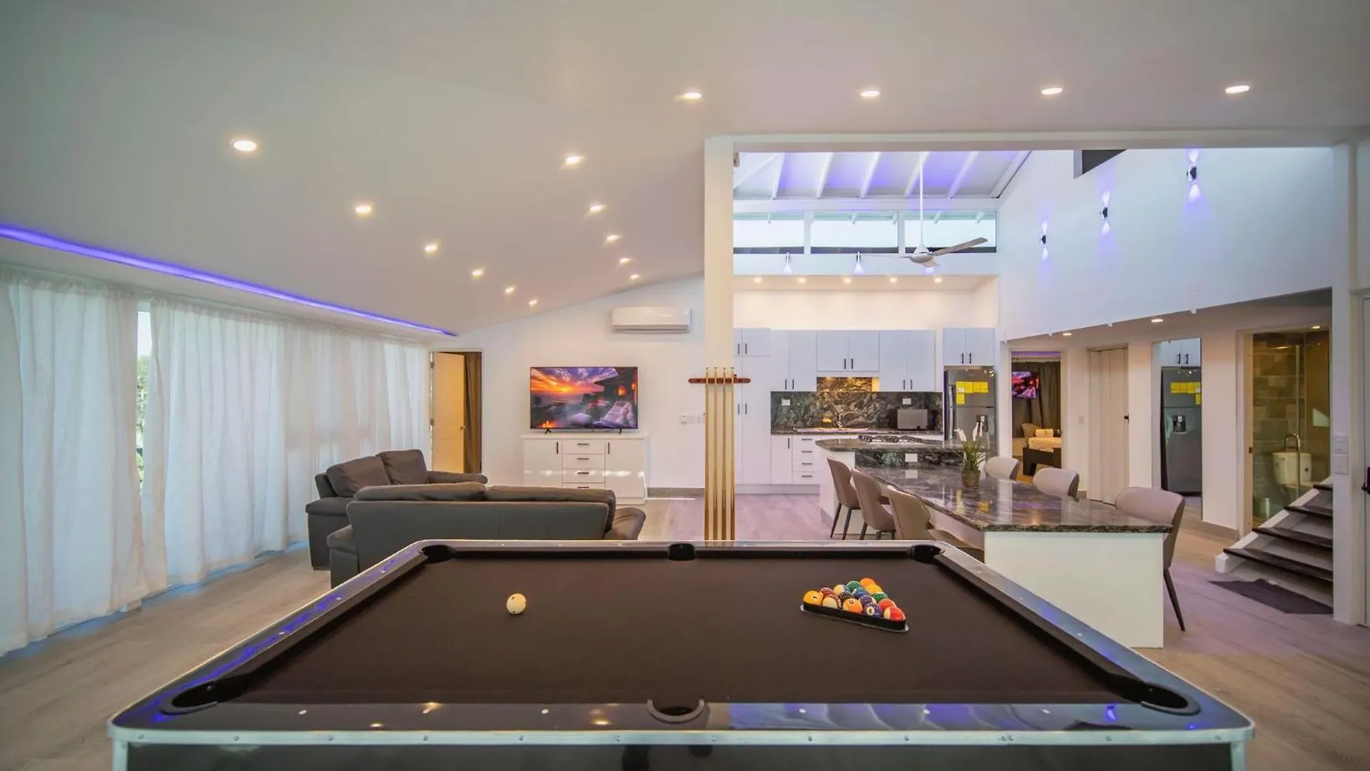 3Br Luxury Penthouse, 300M From Beach