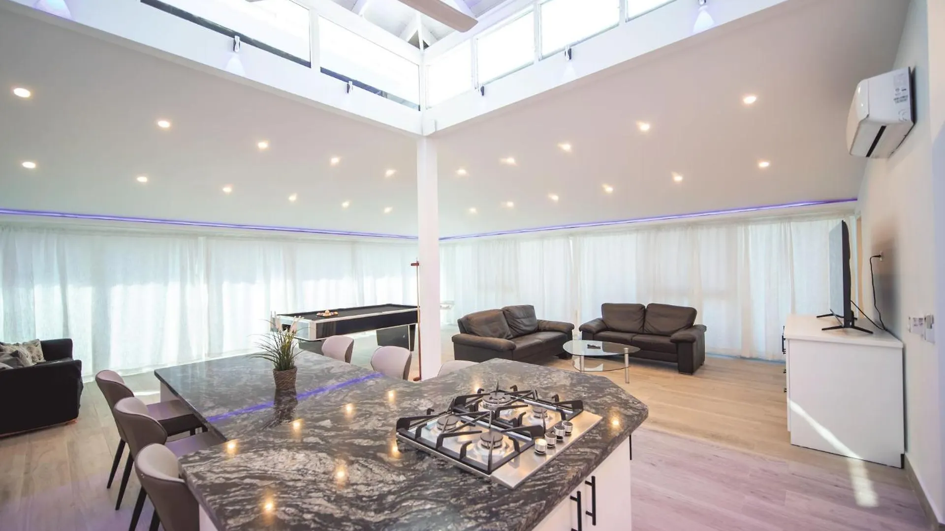 3Br Luxury Penthouse, 300M From Beach Lejlighed